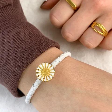 Prästkrage armband i läder med prästkrage hanger i förgyllt silver