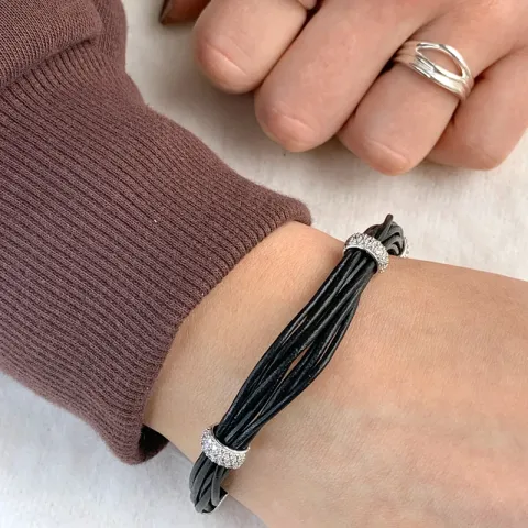 Armband i läder med hängen i rhodinerat silver