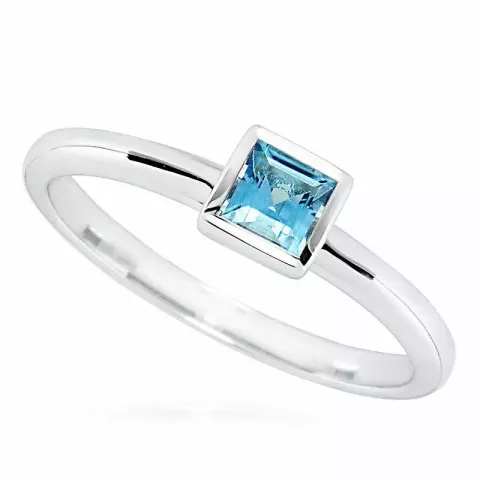 Fyrkantigt strukturerad blå zirkon ring i rhodinerat silver