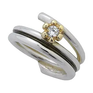 RS of Scandinavia ring i oxiderat sterlingsilver med 14 karat guld vit zirkon