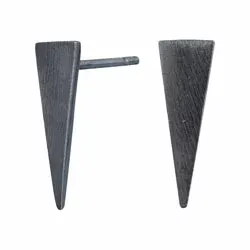 NORDAHL ANDERSEN Spear trekantigt örhängen i oxiderat sterlingsilver
