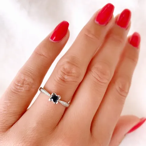 blommor safir diamantring i 14 karat vitguld 0,23 ct 0,06 ct