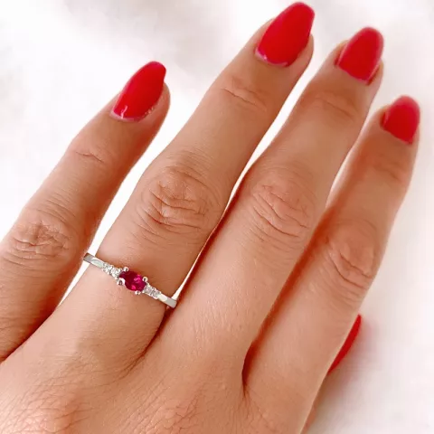 oval rubin diamantring i 14  karat vitguld 0,35 ct 0,06 ct