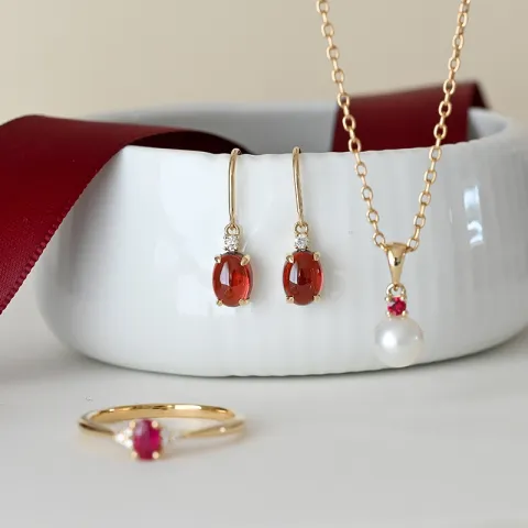 ovala granat diamantörhängen i 14 karat guld med granat och diamant