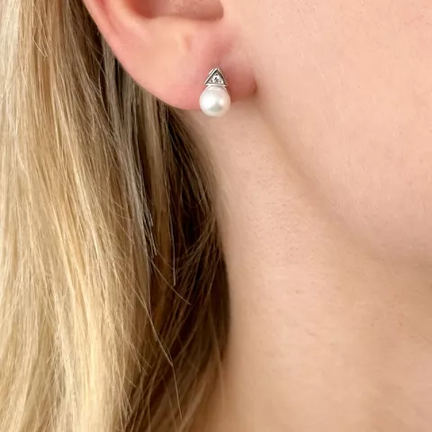 Trekantigt pärla diamantörhängen i 14 karat vitguld med diamanter 