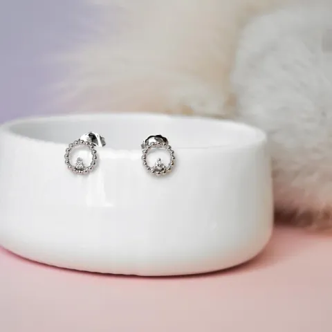 runda diamant örhängestift i 14 karat vitguld med diamant