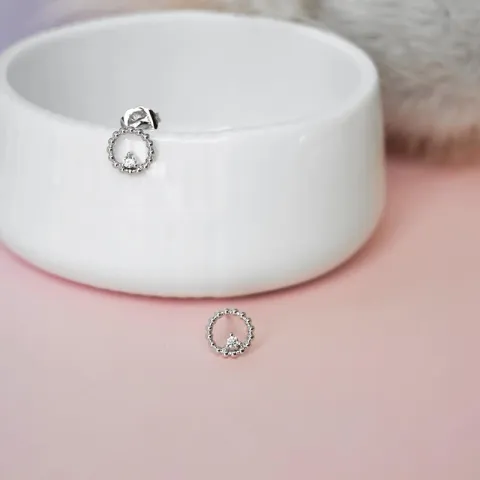runda diamant örhängestift i 14 karat vitguld med diamant