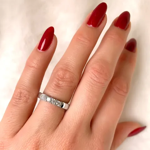 alliancring i 14 karat vitguld 3 x 0,10 ct