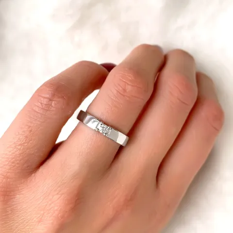 Alliancring i 14 karat vitguld 0,10 ct