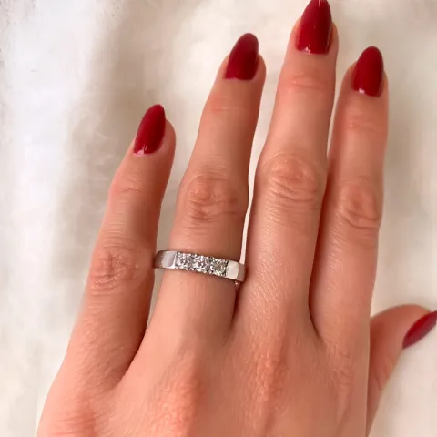 Alliancring i 14 karat vitguld 3 x 0,15 ct