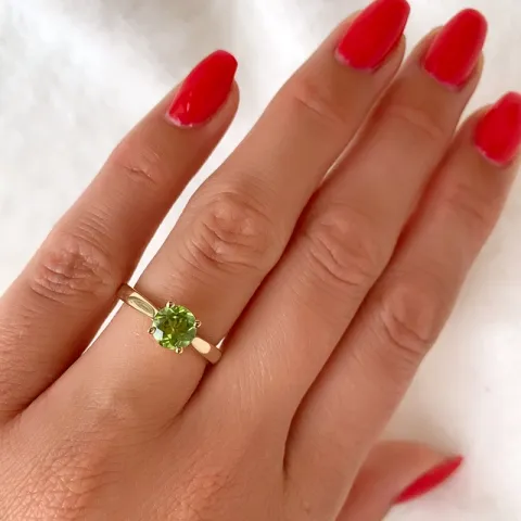 grön peridot solitärring i 14 karat guld 1,27 ct