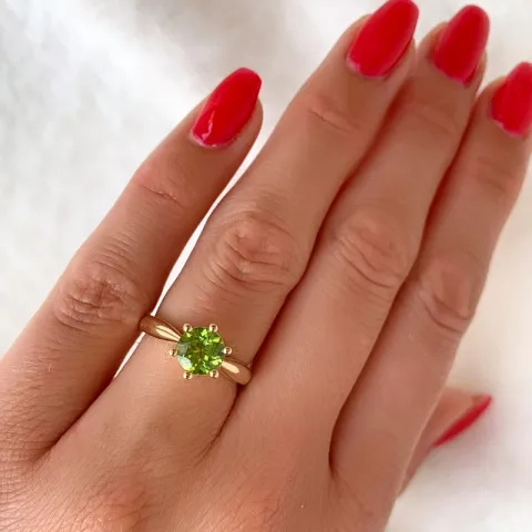 grön peridot solitärring i 14  karat guld 1,55 ct