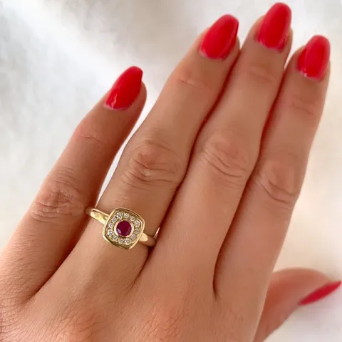 fyrkantigt rubin briljantring i 14 karat guld 0,306 ct 0,132 ct