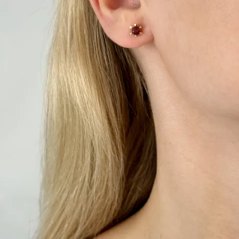 2 x 0,32 ct granat solitäreörhängestift i 14 karat guld med granat