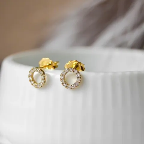 runda briljant örhängestift i 14 karat guld med diamant
