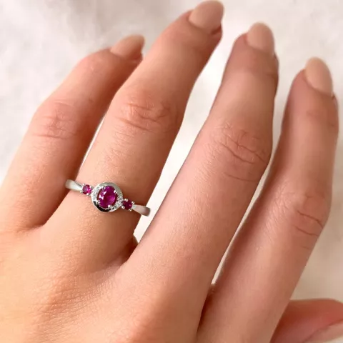 Elegant rubin ring i 14  karat vitguld  0,016 ct