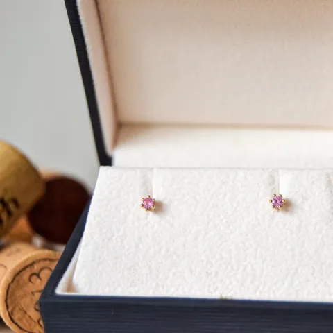 2 x 0,07 ct rosa safir solitäreörhängestift i 14 karat guld med rosa safir 