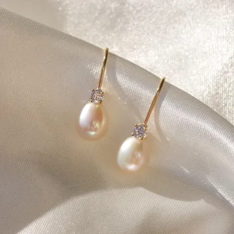 långa örhängen i 9 karat guld med zirkon - Gold Collection