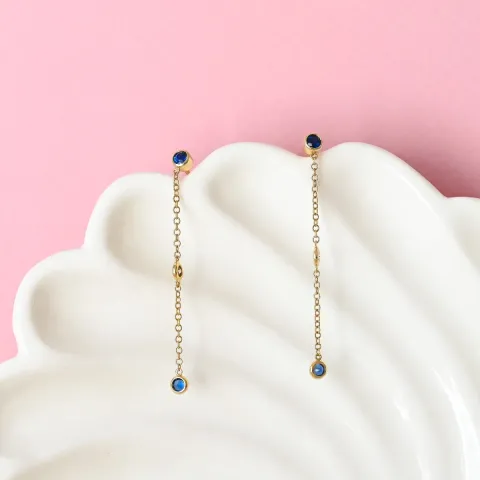 långa safir briljiantöronringar i 14 karat guld med diamant och safir