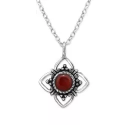 Röd onyx halskedja med berlocker i silver med blommaberlock i oxiderat sterlingsilver