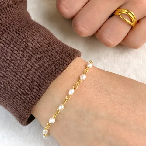 pärla armband i förgyllt silver med hängen i förgyllt silver