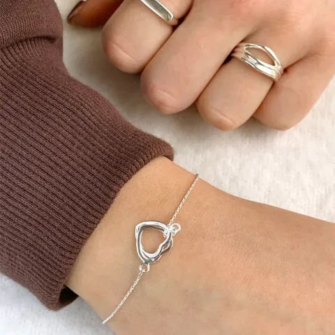 Armband i silver med hjärthängen i silver