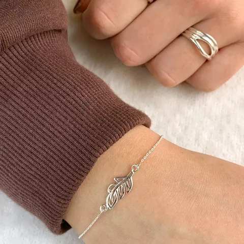 blad armband i silver med hängen i silver