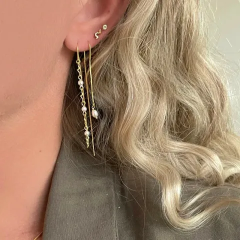 Nava Mara  långa pärla kedja örhängen i förgyllt silver