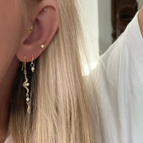 Nava Melody långa pärla örhängen i förgyllt silver