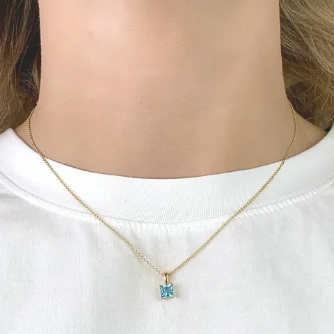 Fyrkantigt hängen i 9 karat guld