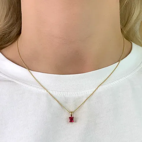 Fyrkantigt hängen i 9 karat guld