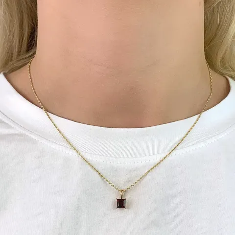 Fyrkantigt hängen i 9 karat guld