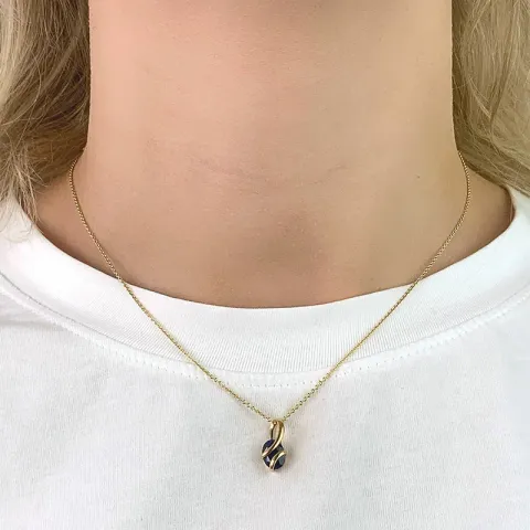 Ovalt hängen i 9 karat guld