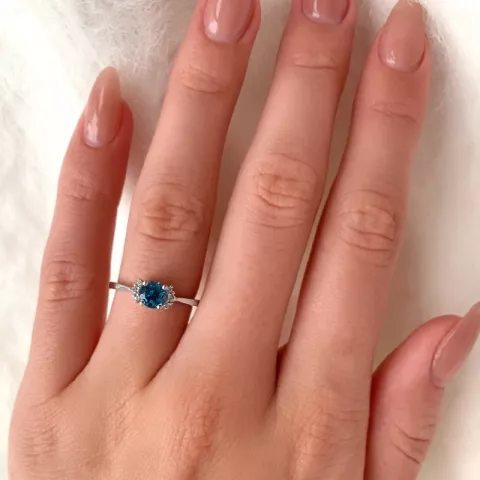 blå topas ring i 9 karat vitguld