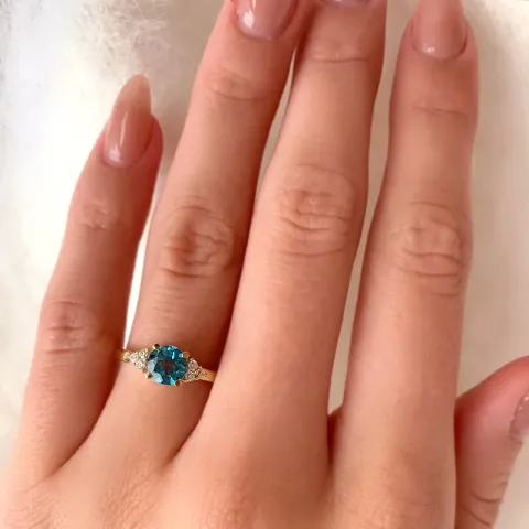 ljusblå topas ring i 9 karat guld