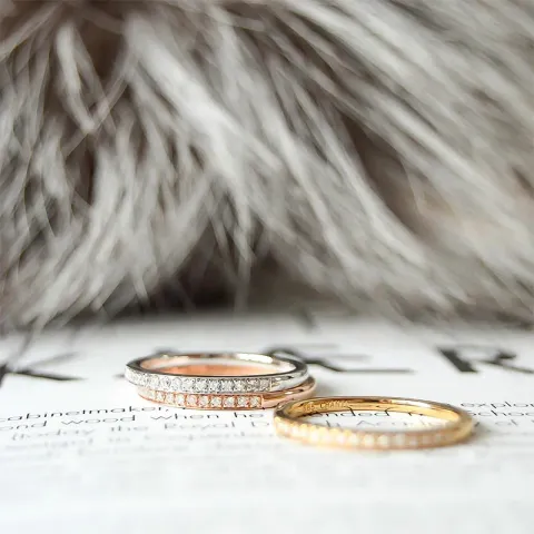 tre i en ring i 14  karat gul-, vit- och rödguld 0,27 ct