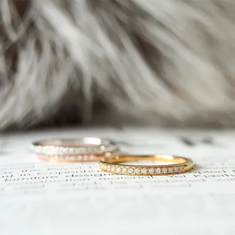 tre i en ring i 14  karat gul-, vit- och rödguld 0,27 ct