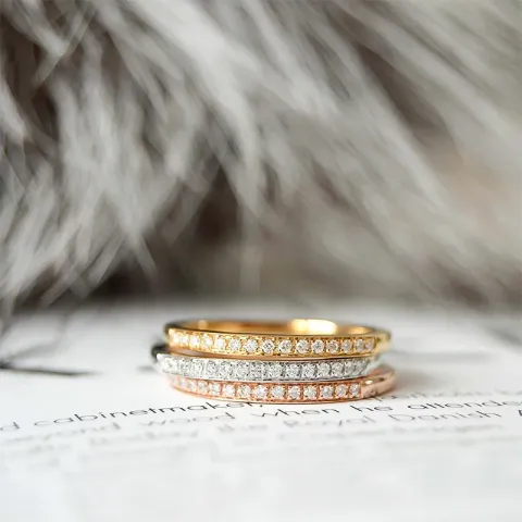 tre i en ring i 14  karat gul-, vit- och rödguld 0,27 ct