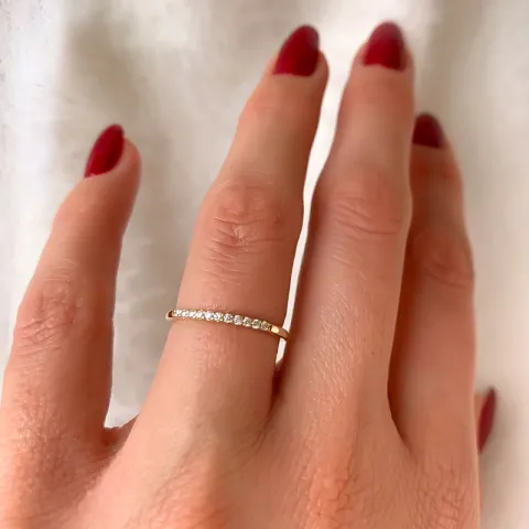 Smal diamantring i 14  karat guld 0,099 ct