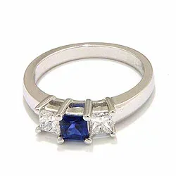 fyrkantigt safir ring i 14  karat vitguld 0,52 ct 0,36 ct