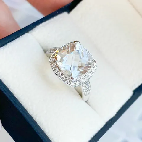 fyrkantigt diamantring i 14 karat vitguld 0,27 ct 4,00 ct