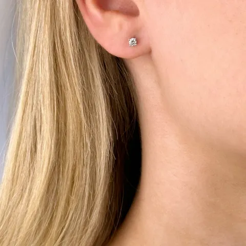 2 x 0,10 ct diamant solitäreörhängestift i 14 karat vitguld med diamant