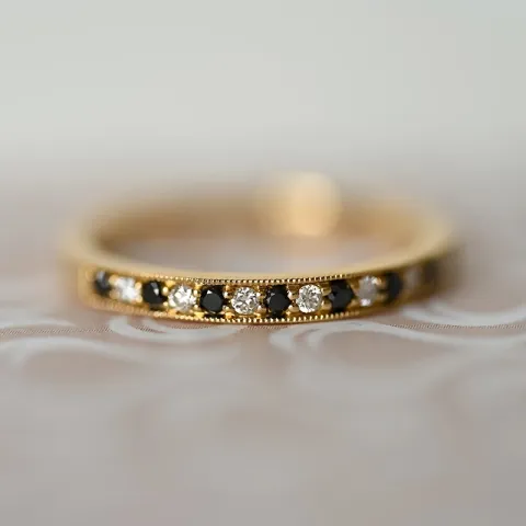 sort alliancring i 14  karat guld 0,09 ct 0,10 ct