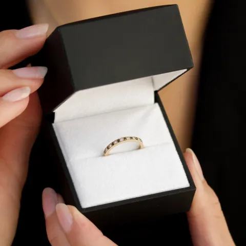 sort alliancring i 14  karat guld 0,09 ct 0,10 ct