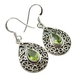 gröna peridot örhängen i oxiderat sterlingsilver