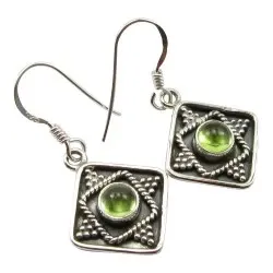 fyrkantigt gröna peridot örhängen i oxiderat sterlingsilver