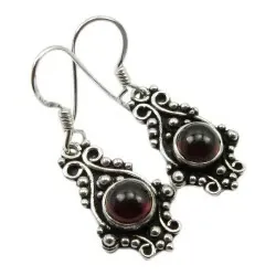 Hänga abstrakt granat örhängen i oxiderat sterlingsilver