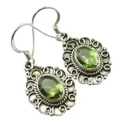 Gröna peridot silverörhängen i oxiderat sterlingsilver