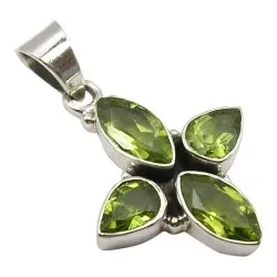 grön peridot hängen i oxiderat sterlingsilver