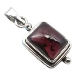 Elegant fyrkantigt röd granat hängen i oxiderat sterlingsilver
